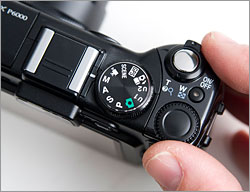 Nikon Coolpix P6000 - thumb-controlled Command dial