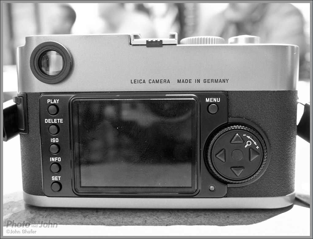 Leica M9 - rear LCD display and controls