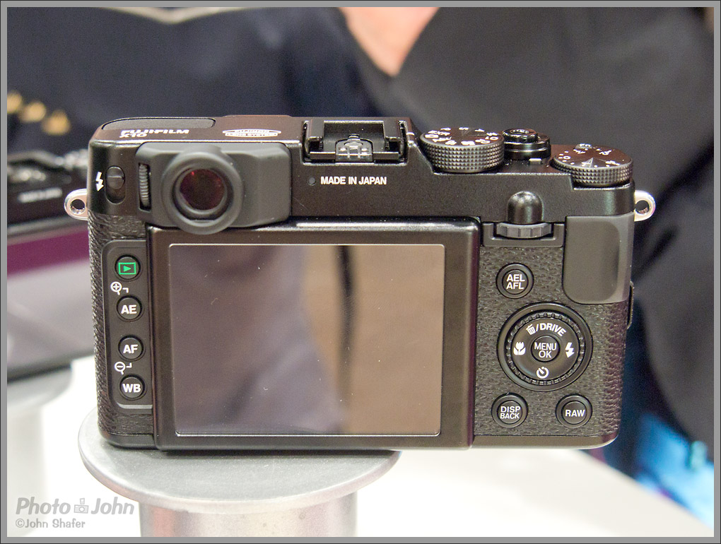 Fujifilm X10 - rear LCD and optical viewfinder