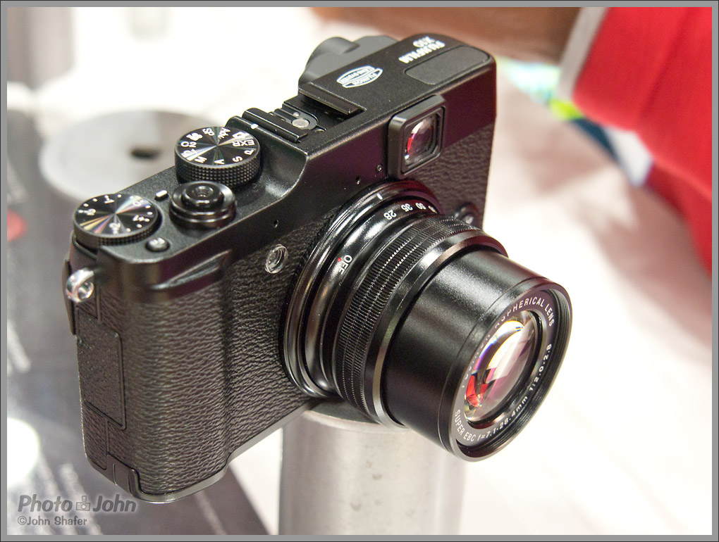 Fujifilm X10 camera with manual zoom ring