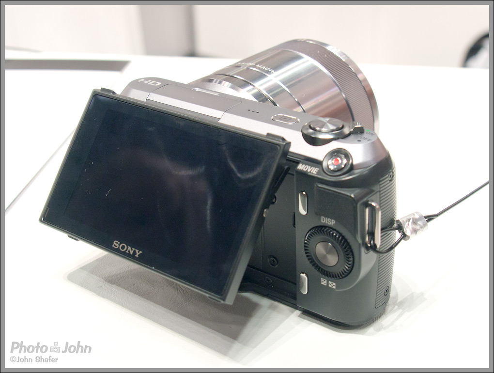 Sony Alpha NEX-C3 - tilting LCD display