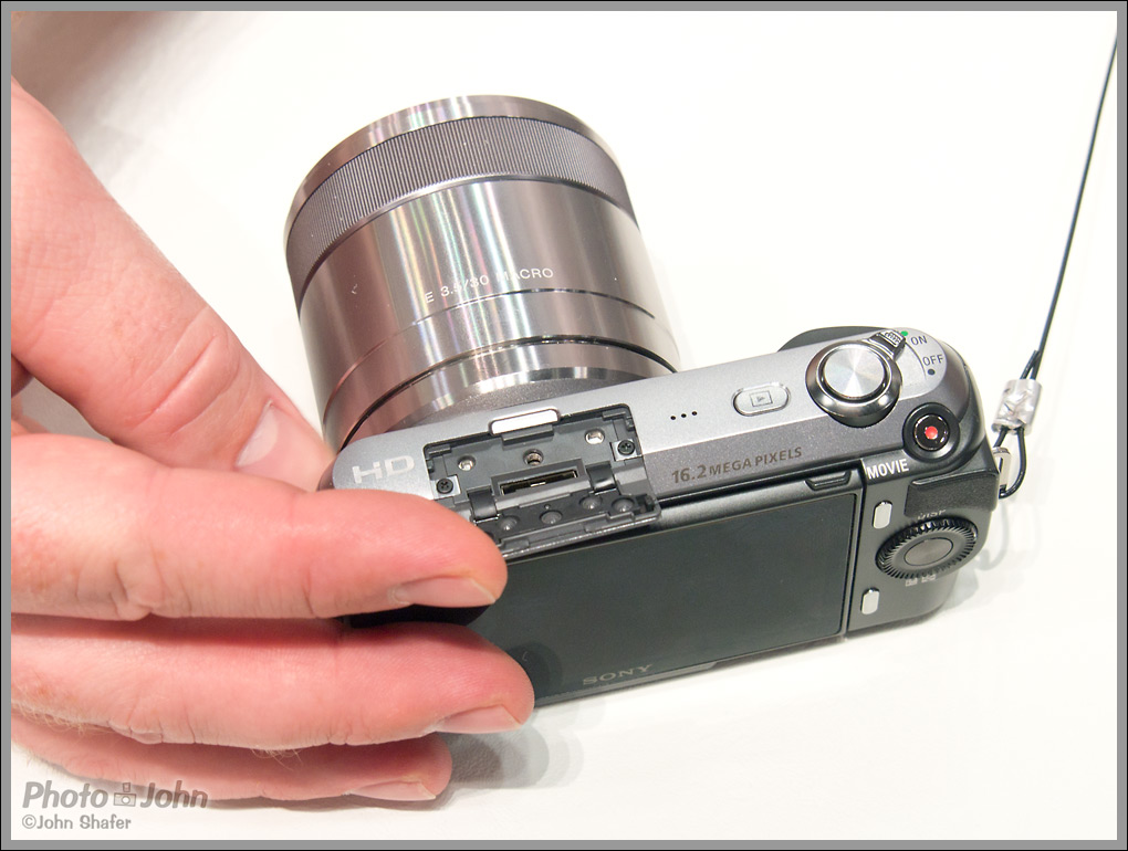 Sony Alpha NEX-C3 - flash / accessory connection