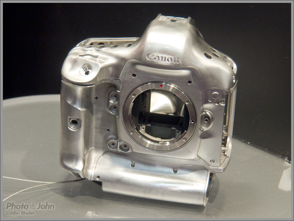 Canon EOS-1D X - magnesium alloy chassis