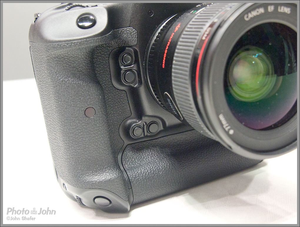 Canon EOS-1D X - programmable buttons on front of camera