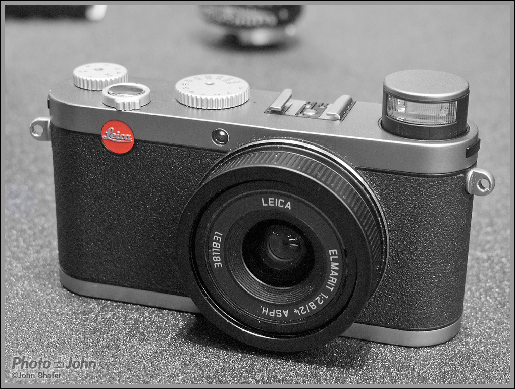 Leica X1 - Pop Up Flash