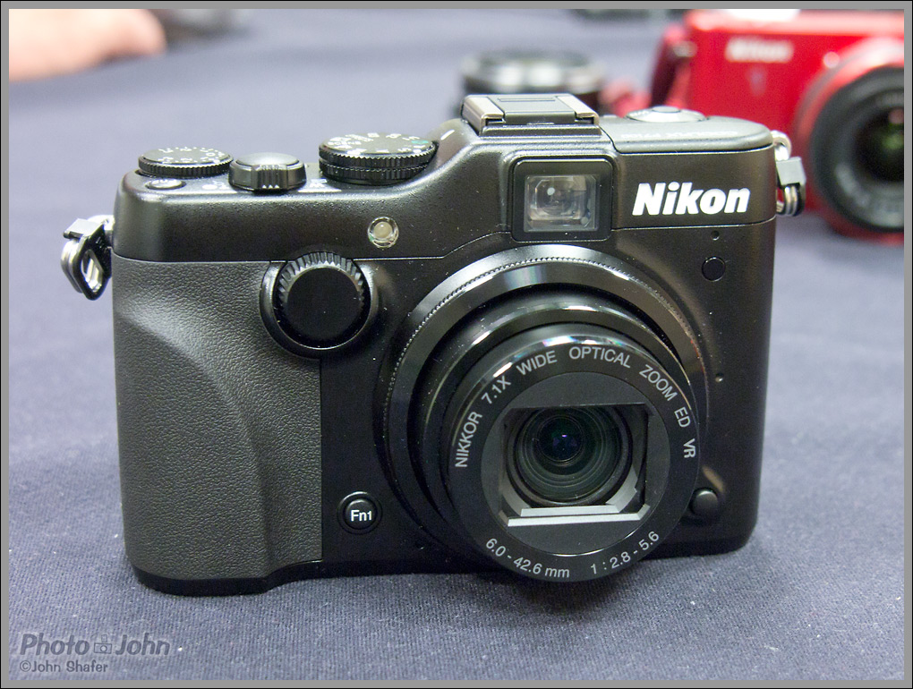 Nikon Coolpix P7100 - Front