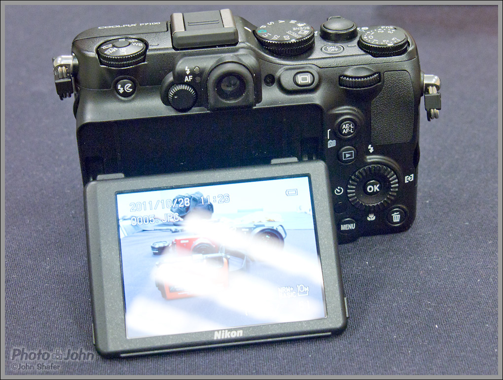 Nikon Coolpix P7100 - Tilting 3-Inch LCD Display
