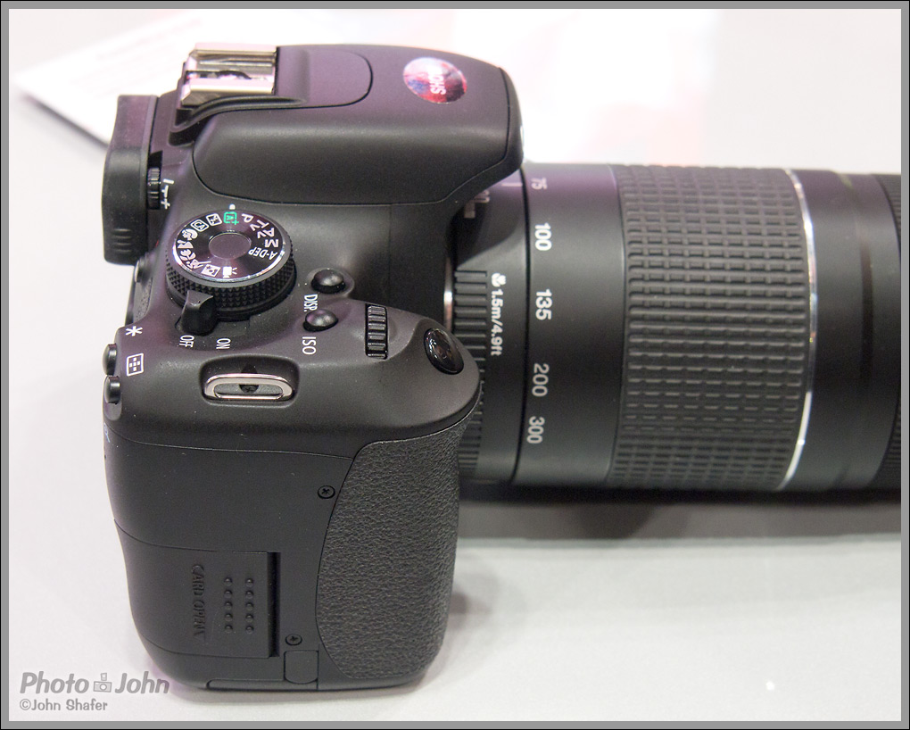 Canon EOS Rebel T3i / 600D - Right Side View