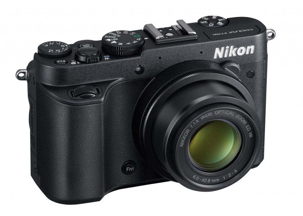 Nikon Coolpix P7700 - Right Side View