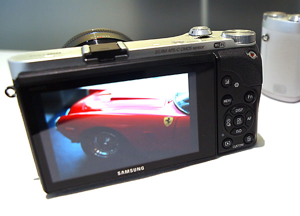 Samsung NX300 - 3.3-Inch AMOLED Display - photo by Megan Green