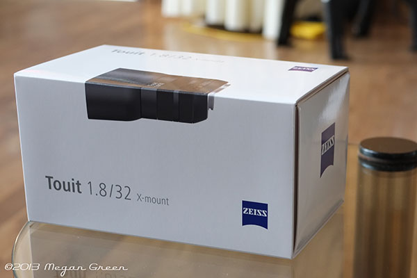 Zeiss Touit 1.8/32 Lens Sample: Lens Box