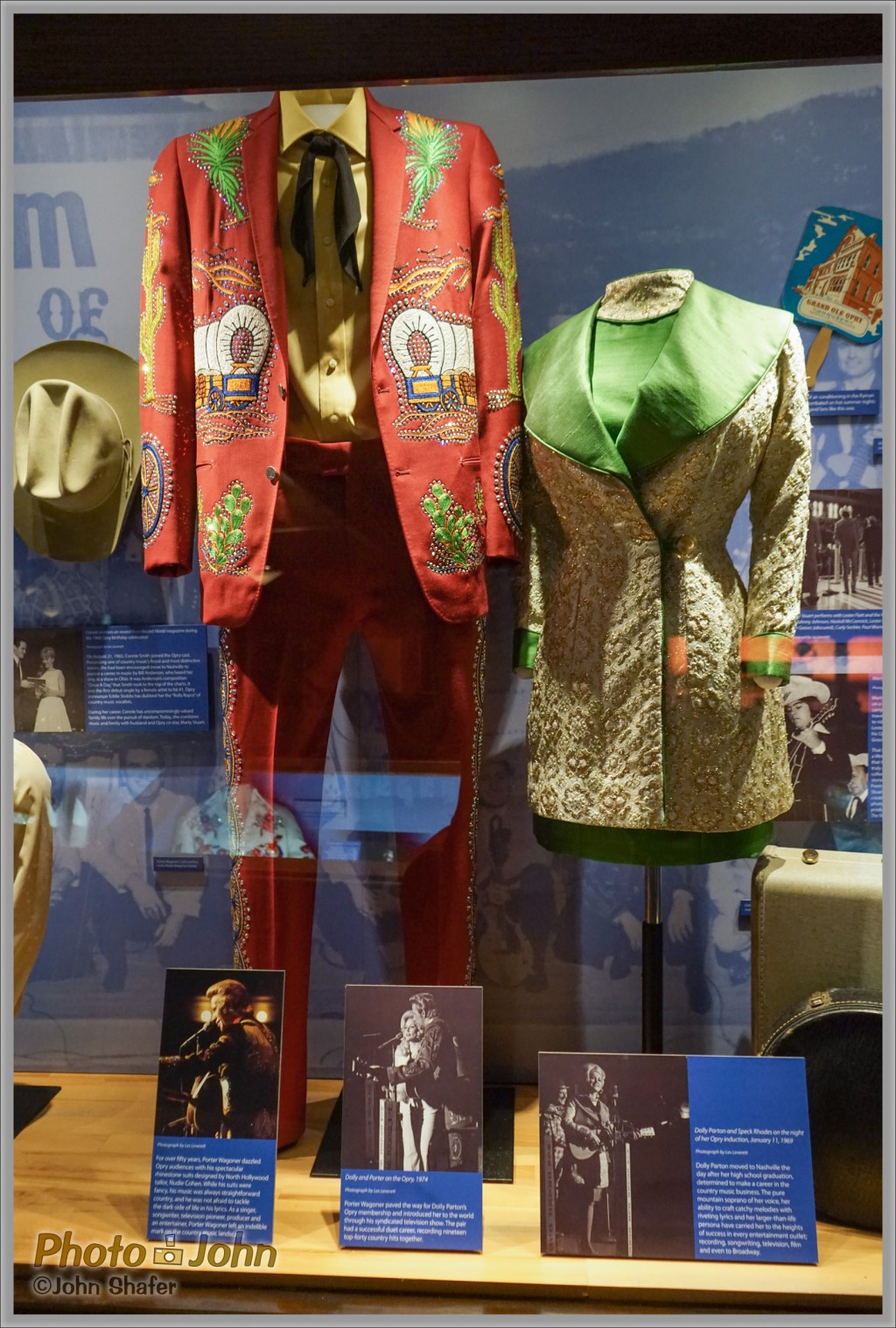 Sony Alpha A7R - Porter Wagoner & Dolly Parton's Clothes - Ryman Auditorium